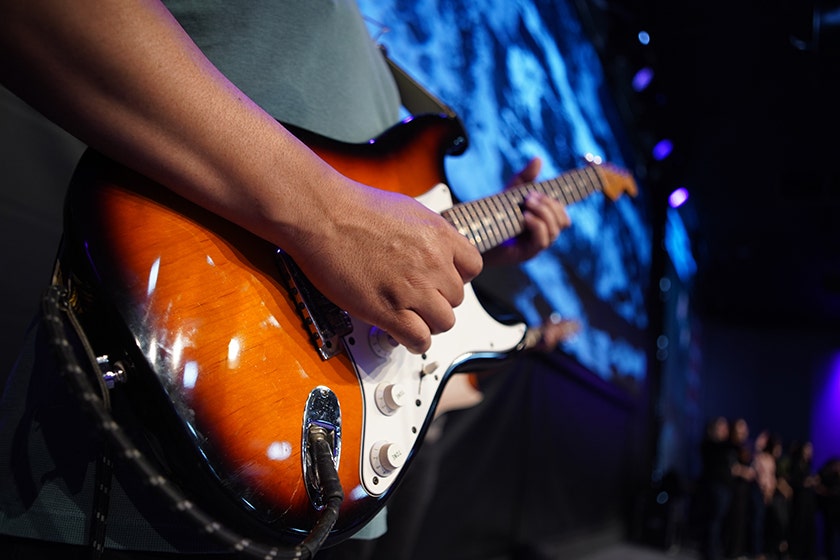 Man playing a stratocaster