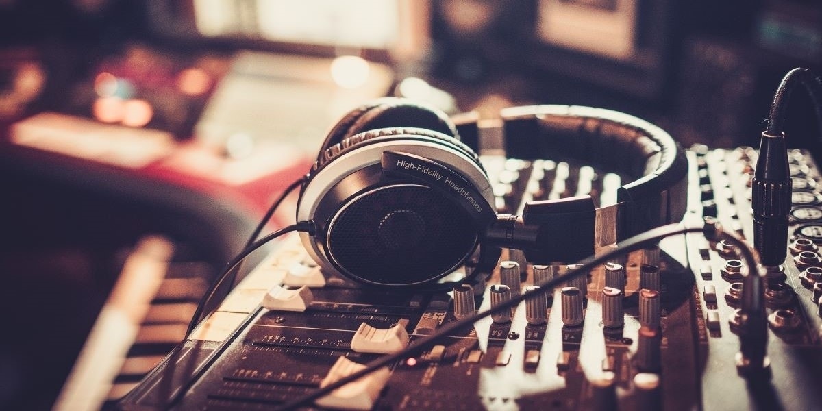 Open back vs closed back headphones