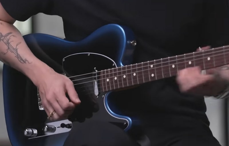 FEN 0113940 700 Built for All-Day Comfort and Upper-Fret Access