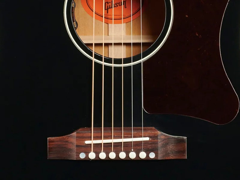 Gibson 50s J-45 Vintage-Inspired Detailing