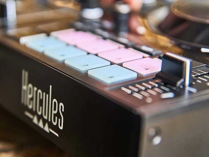 Hercules DJ Control Inpulse 500 Plug In, Power Up: Pro Connectivity