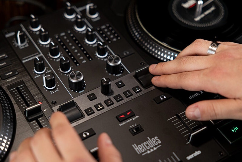 Hercules DJ Control Inpulse T7 Master the Mix with Authentic Vinyl Feel