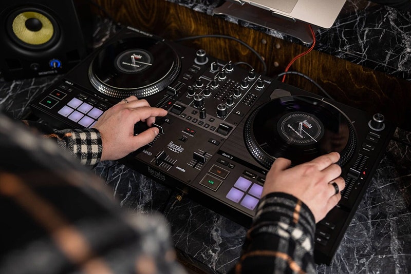 Hercules DJ Control Inpulse T7 Portable Powerhouse with Premium Style
