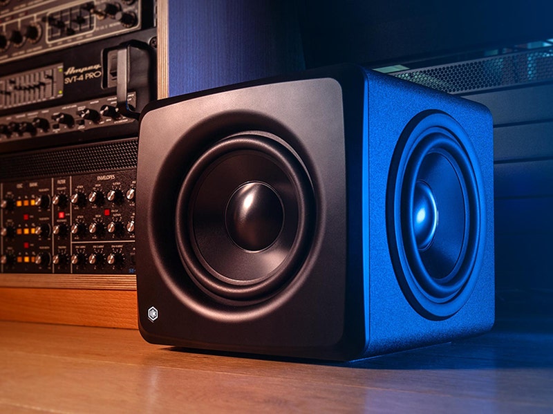 IK Multimedia iLoud Sub Maximum Bass, Minimum Space