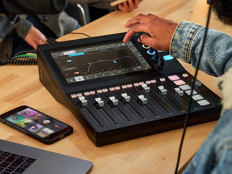 Mackie DLZ Creator Record and Stream, Your Way