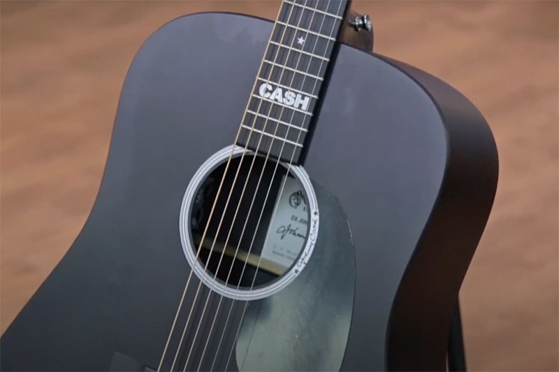 Johnny Cash Calzini Ufficiali – Guitars N Guns Logo, Taglia UK 7-11 (EU 41-45), Cotone, Nero