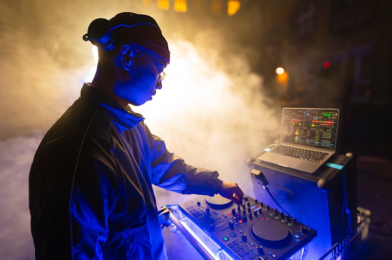 Traktor MX2 Feel the Music