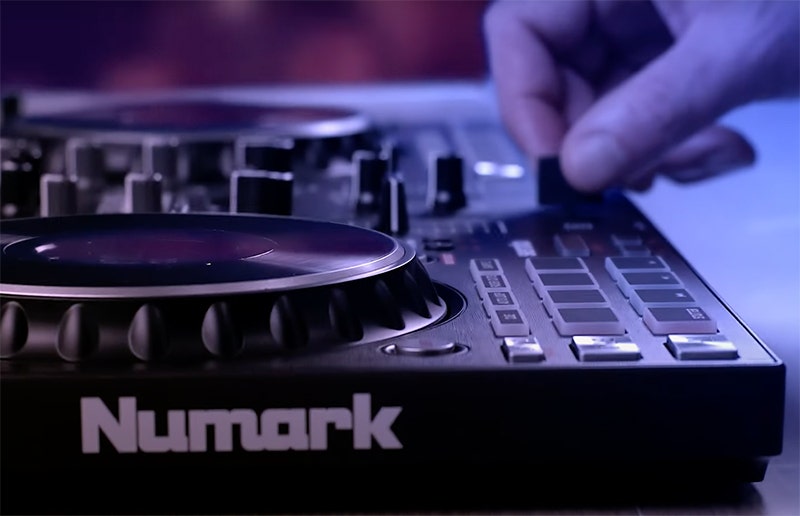Numark MixTrack Command the Mix with Pro-Level Tools