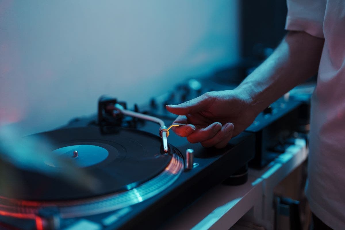 How to DJ with vinyl turntables American Musical Supply