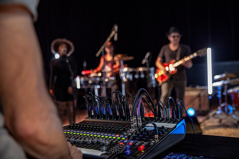 Zoom LiveTrak L-20 Mix Like a Pro, Record Like a Legend