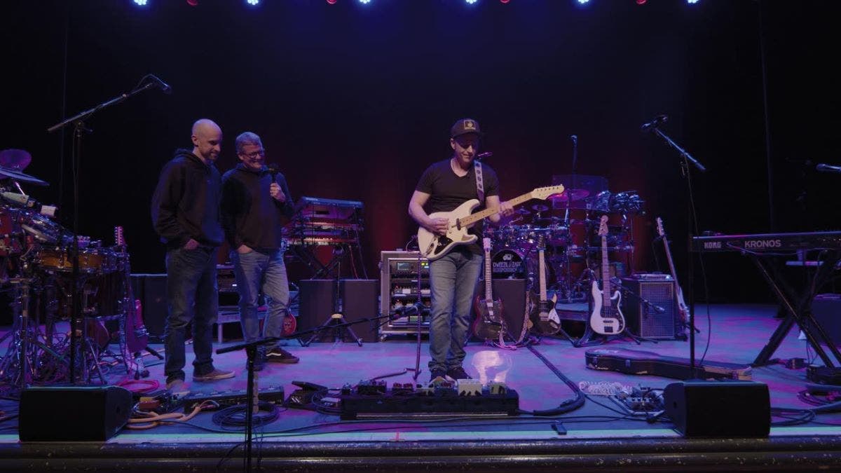 Dweezil Zappa playing Shabat Lynx DZ with American Musical Supply