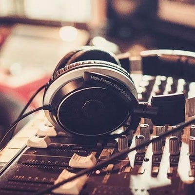 Open back vs closed back headphones