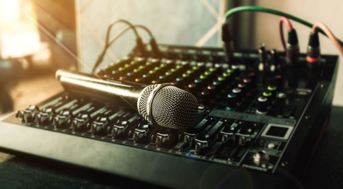 What is a dynamic microphone American Musical Supply