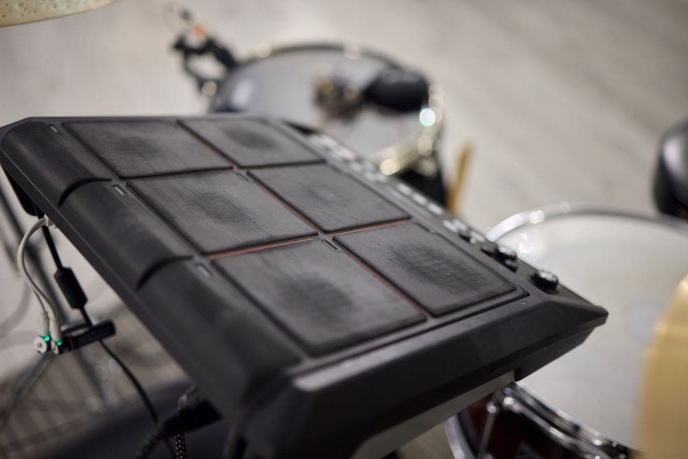 Electronic drum pad on a drum set